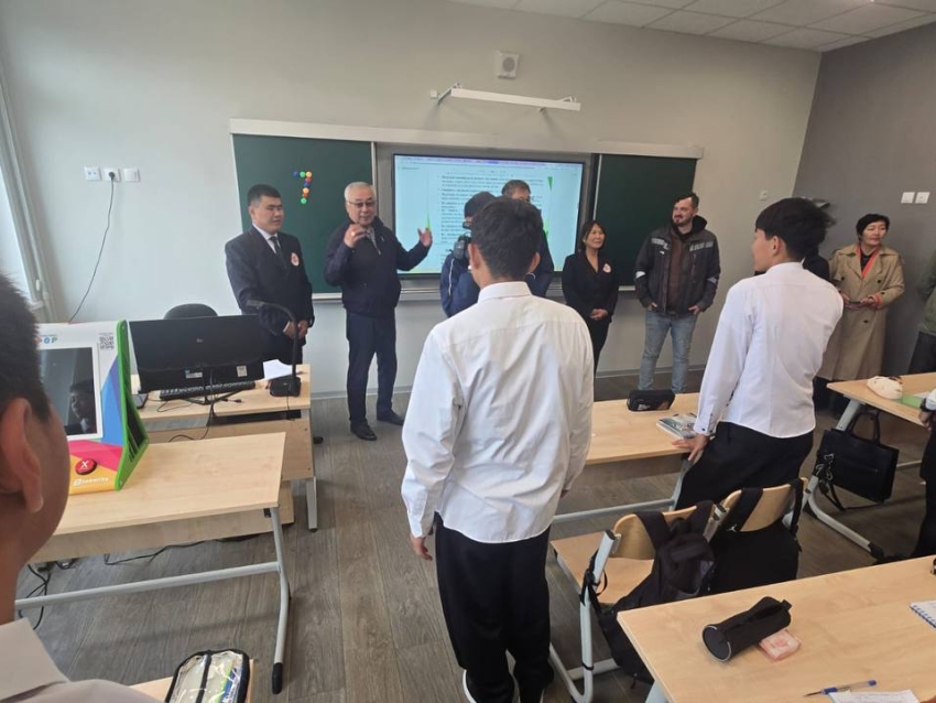 Сенатор Баир Жамсуев посетил школы поселка Агинское